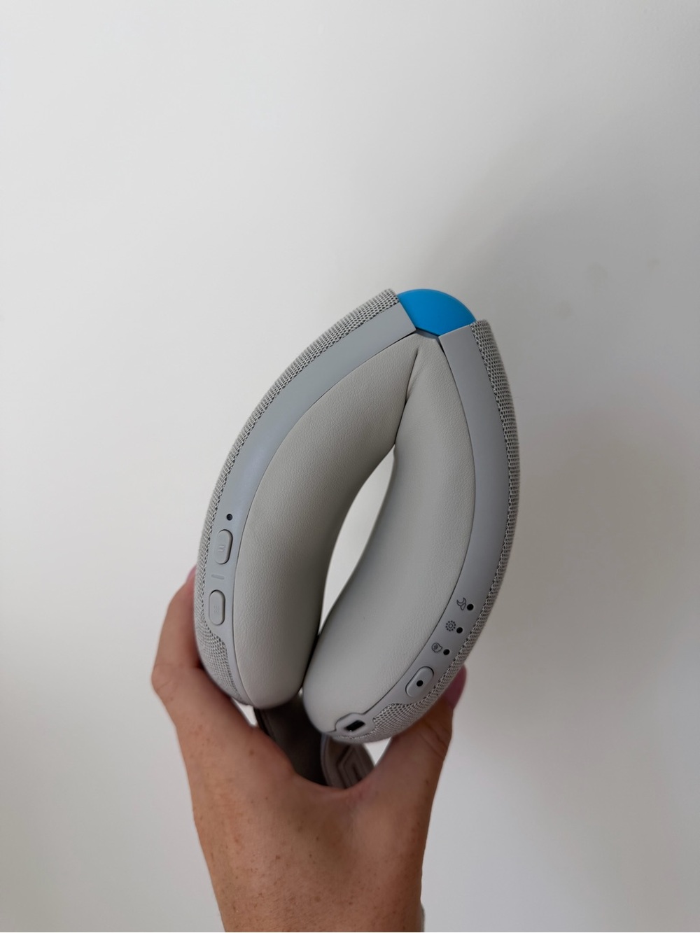 Therabody Light Gray Eye Massager - Fabric Cover - Picture 4 of 5